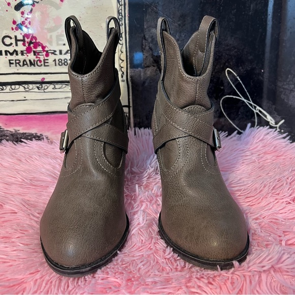 Unleashed by rocket dog western ankle boots with a chunky heel. Women’s size 7. - Picture 2 of 6